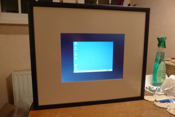 Der Laptop zum ersten mal eingebaut und eingeschaltet